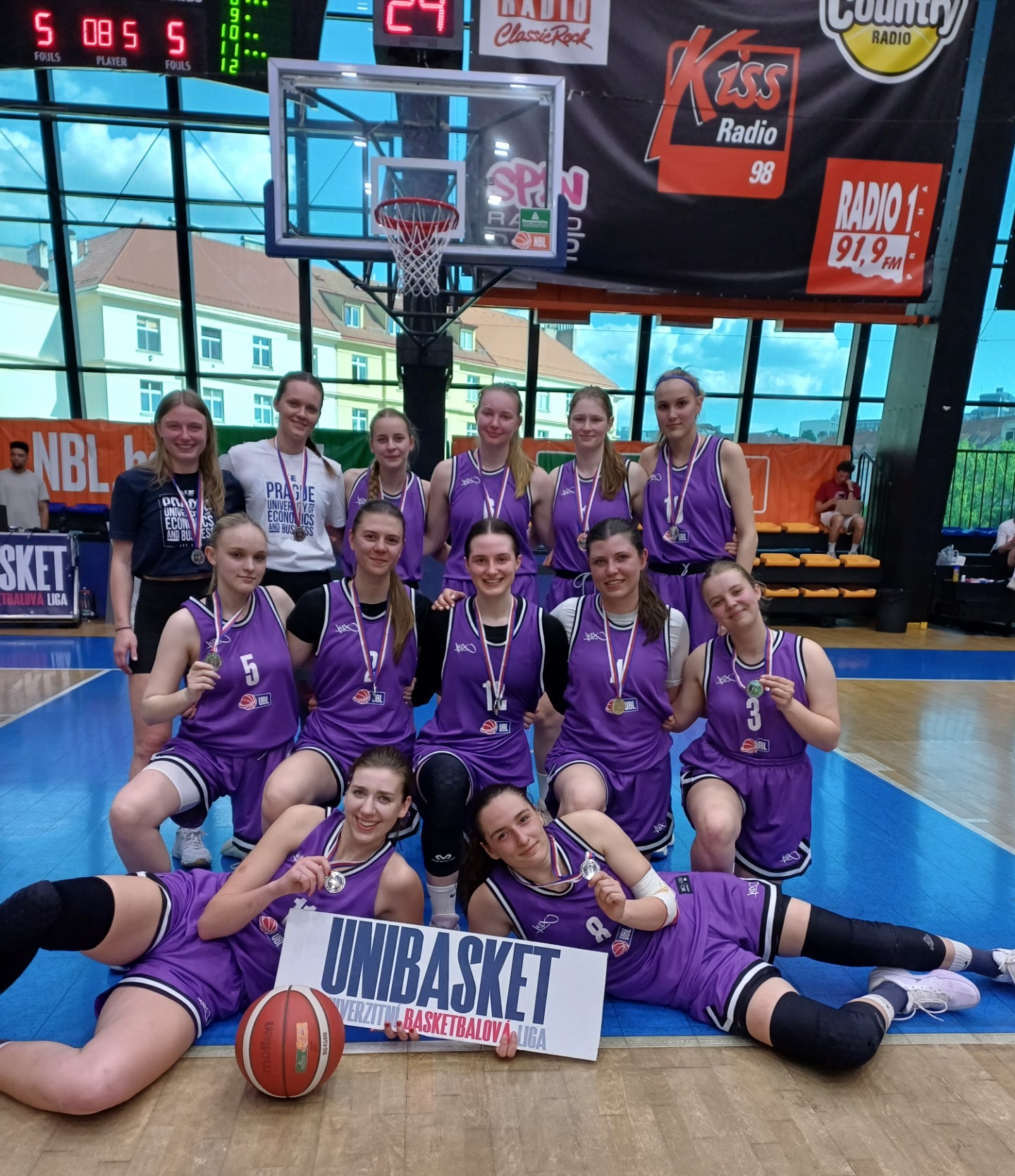 Stříbrné medaile děvčat VŠE v Univerzitní basketbalové lize