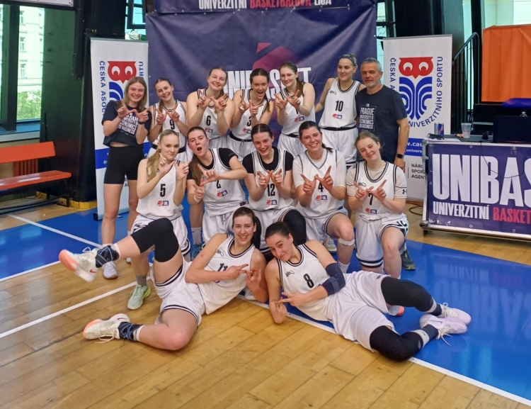 Stříbrné medaile děvčat VŠE v Univerzitní basketbalové lize