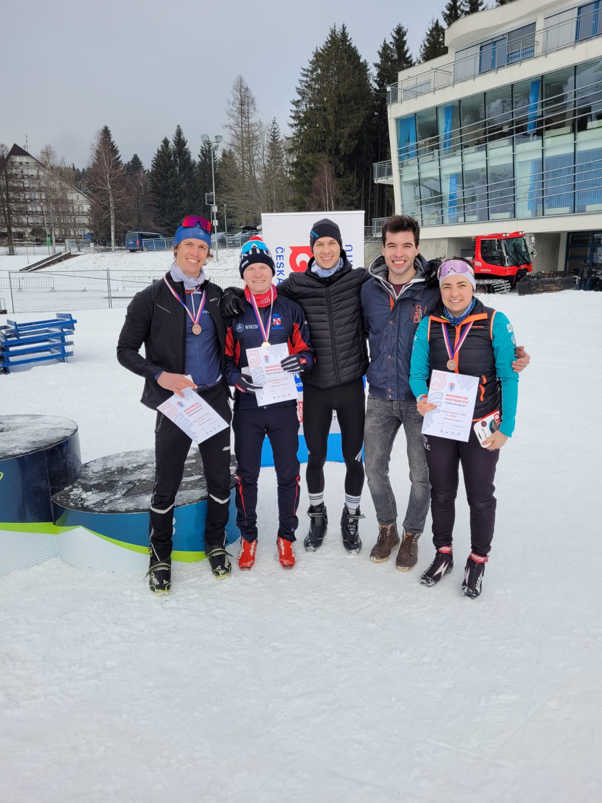 Dvě zlaté, jedna stříbrná a jedna bronzová medaile z AM ČR v biatlonu a v běhu na lyžích pro studenty VŠE